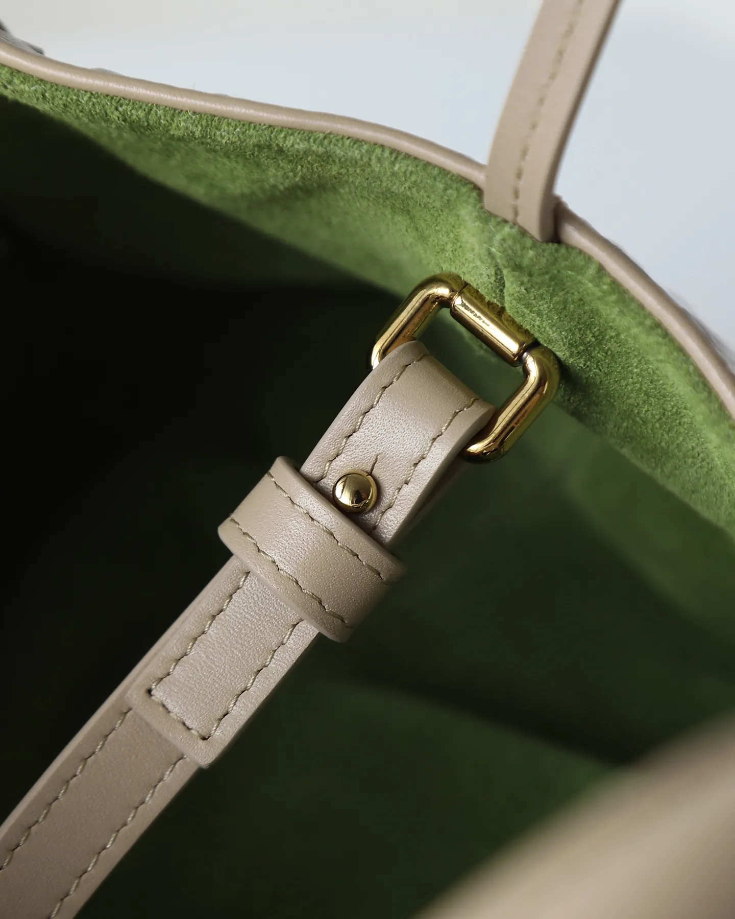 1000. BOTTEGA VENETA's 2025 new product pinacoteca has super soft leather, and the weaving function, practicality and relaxed fashion sense have not been lost ❤️‍🔥Amway is a must-have bag for sisters when going out. The size also accurately meets the commuting needs of urban beauties, and it can fit everything! ! ! 🔥The capacity should not be underestimated~ It doesn’t pick the person, the occasion, or the occasion. With its majestic curved outline, exquisite woven texture, delicate edges and rounded handles, this woven vegetable basket bag truly achieves the goal of “dressing up and being fashionable without getting in the way”~ Are you interested in Jimei? Style number: 819004 Size: 24*15*12cm